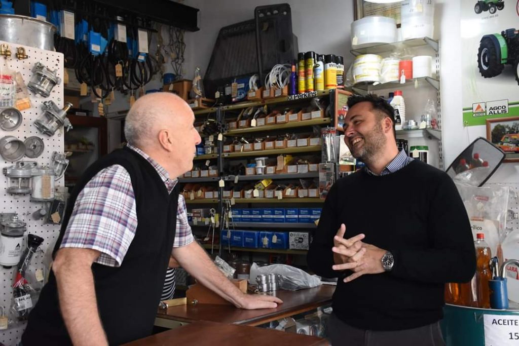 Aiola de visita en una casa de venta de repuestos apra automóveles de Chacabuco