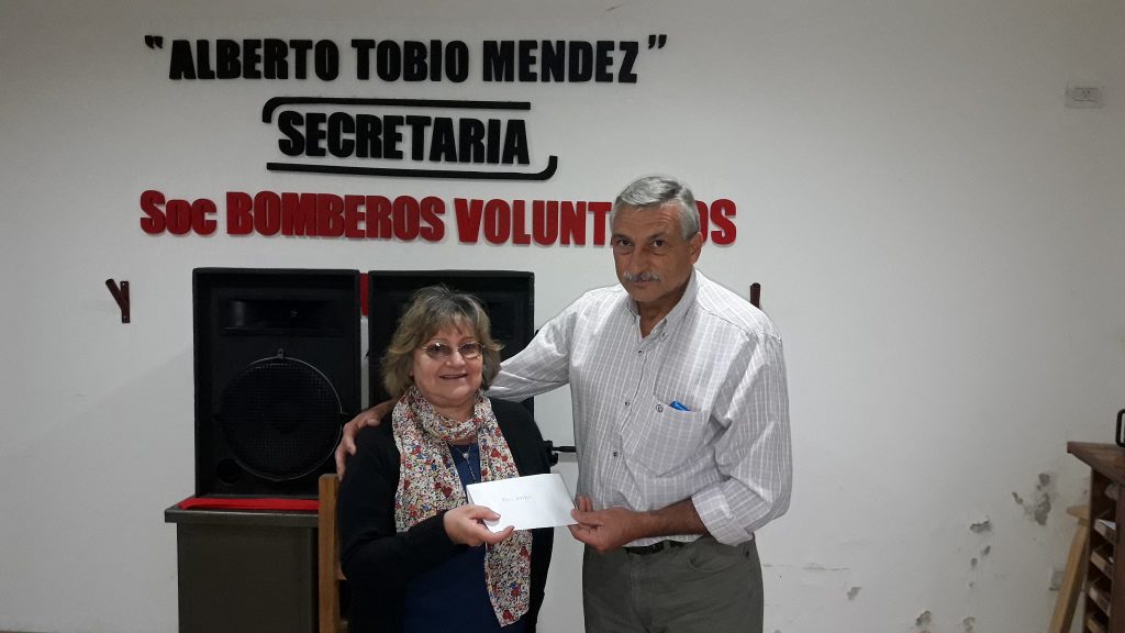 Aimoré Papini entrega su premio a Marta Susana Márquez 