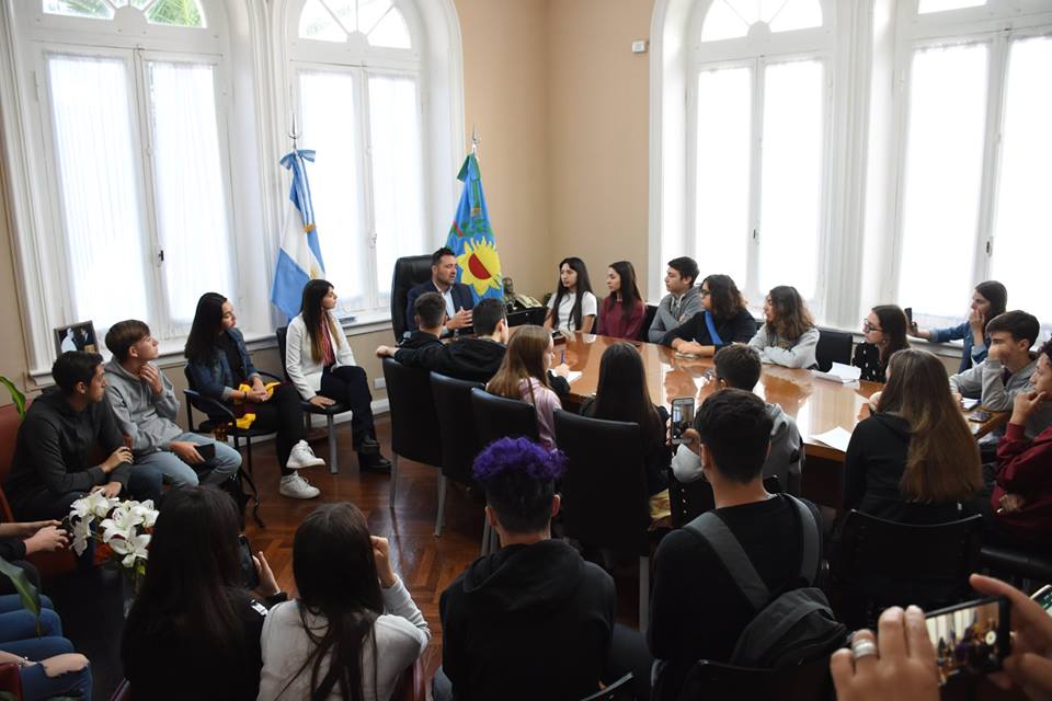 Aiola con alumnos de quinto año del Colegio Nacional