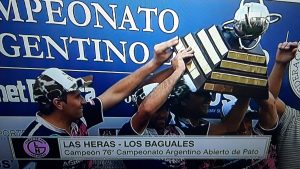 El trofeo fue entregado por el presidente de la FAP, Gustavo Lezaun.