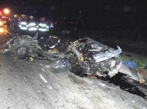 El Peugeot 306 quedó totalmente destrozado por el impacto.