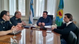 Aiola con los nuevos jefes de la Policía Comunal.