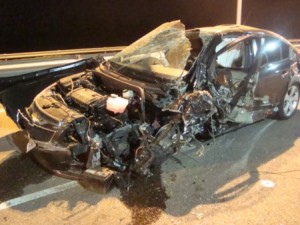 El estado en que quedó el Chevrolet Cruze, el conductor salvó su vida