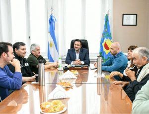 Aiola con integrantes del Coro Polifónico Municipal,