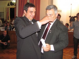 El saludo de Barrientos y el nuevo secretario de Servicios Públicos Martínez. Foto gentileza Pablo Pastore.