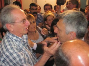 Barrientos recibe el saludo del exintendente Héctor Francolino. Foto gentileza Pablo Pastore.