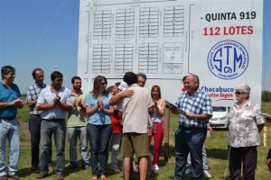 Barrientos en la entrega de actas de posesión de terrenos a empleados municipales en Chacabuco.