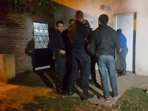 Frente de la vivienda dónde fueron encontrados dos personas sin vida.