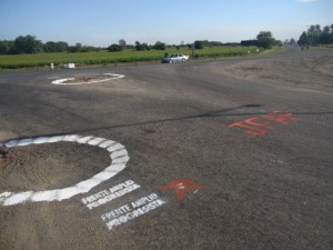 Uno de los baches pintados por la Juventud Frente Amplio de Chacabuco.