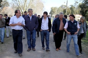 De izquierda a derecha: director de la escuela, Eduardo Garay, ministro Julián Domínguez, y productores.