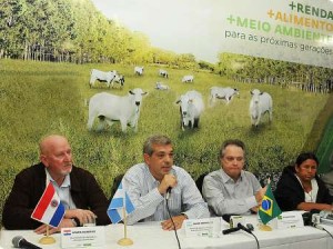 De izquierda a derecha, Armin Hamman, Vice Ministro de Agricultura de Paraguay; Julián Domínguez;Wagner Rossi, Ministro Agricultura de Brasil; Nemesia Achacollo, Ministra de Agricultura de Bolivia.