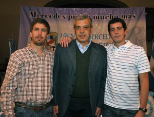Julián Domínguez en Mercedes junto al candidato del kirchnerismo, Juan Ignacio Ustarroz, y el vicepresidente de Aerolíneas, Eduardo de Pedro.