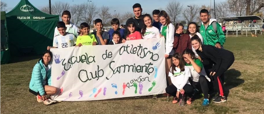 Integrantes de la Escuela de Atletismo del Cub Sarmiento en Chivilcoy. Foto gentilezaa Facebook de la institución
