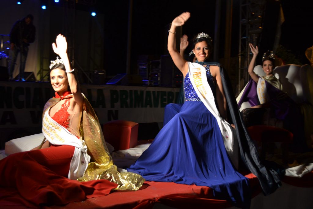 La Reina de la XXXII Fiesta, Mariana Pardik y sus Princesas, Fernanda Núñez y Mariana Pérez; acompañadas de la Embajadora de la Fiesta, Analía Bromo.