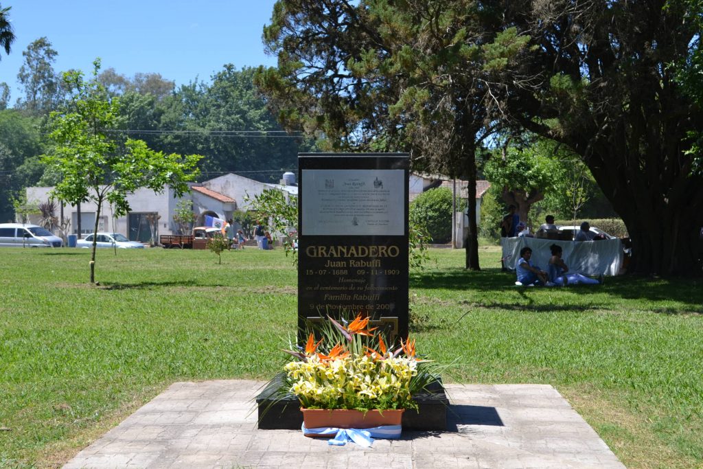 Monumento al Granadero Juan Rabuffi.