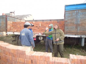 Graciela Rodriguez charlando con trabajadores de la construcción.