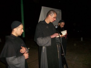 Los fraires de la Iglesia Inmaculada Concepción haciendo la bendición de la obra.