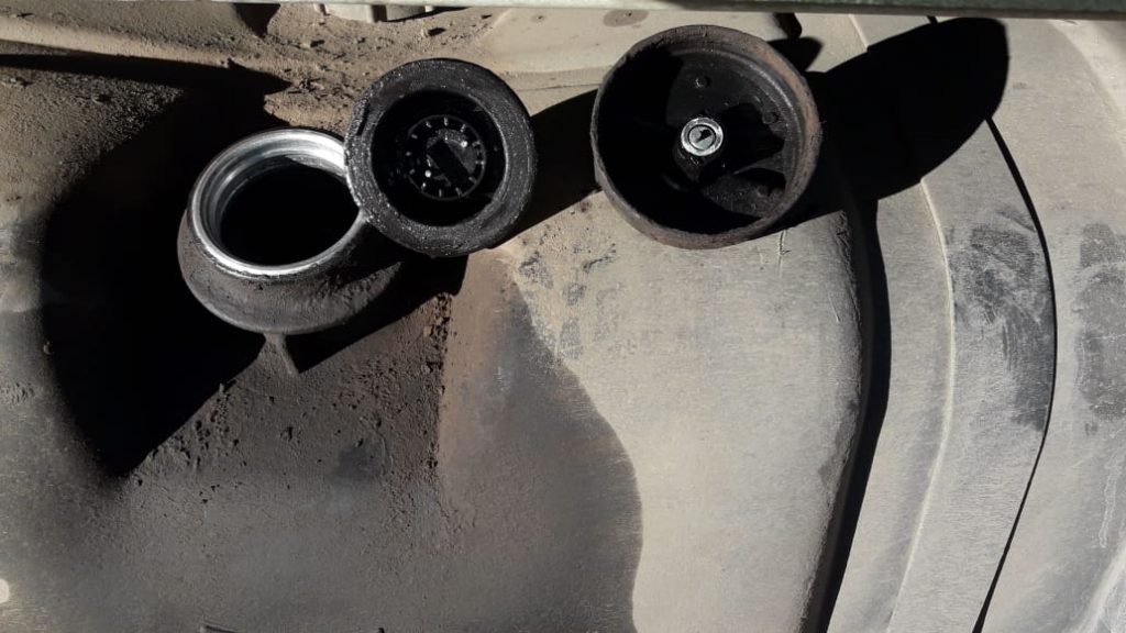 La imagen corresponde al tanque de gas oil del camión que sacaron el combustible, rompiendo la tapa del mismo.