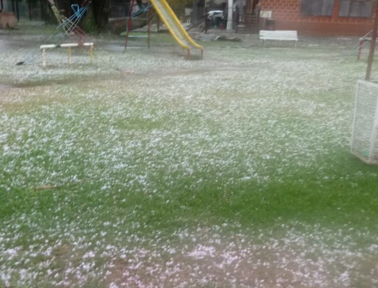 Otra imagen del granizo en Rawson. Parque Jonas Salk. Foto gentileza: Marcelo Juanola