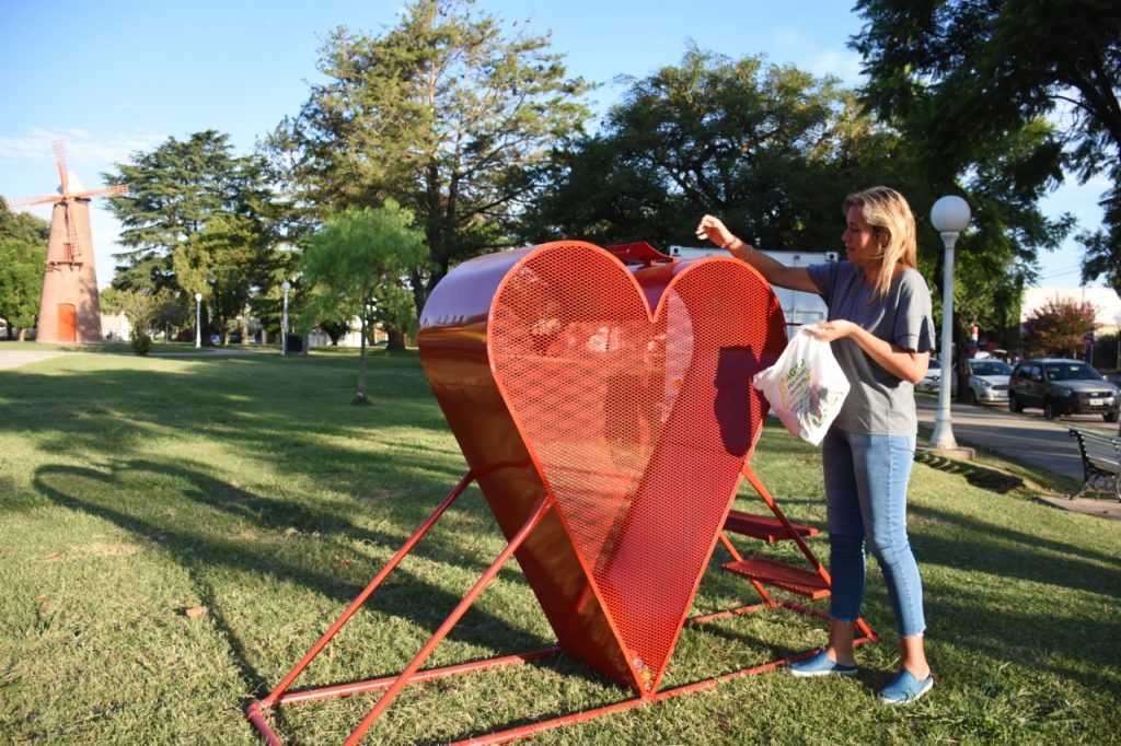 Corazón solidario en la plaza 5 de Agosto