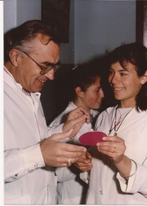 Dr. Jorge Ilich y la alumna Natalia Larrazabal. A la derecha de la imagen el Dr. José Giuri.