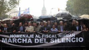 Marcha 18F: bajo la lluvia, miles de personas se movilizaron con los fiscales y la familia de Nisman a Plaza de Mayo