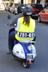 Ya es obligatorio el uso de casco y chaleco con patente para acompañantes de motos en la Provincia.