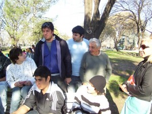 Jorge Ortega charlando con jóvenes en una plaza de Chacabuco.