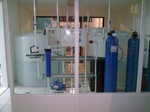 Distribución gratuita de agua tratada en planta de Osmosis Inversa.