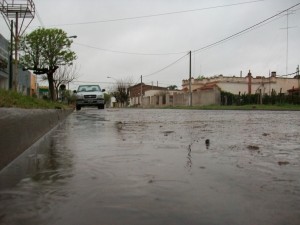 Piden que se cumpla ordenanza que prohibe circulación de camiones por calles de Rawson.