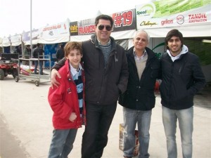 Gerardo Stefano y Daniel Yaber junto a sus hijos en los boxes del Autodromo de Junín.