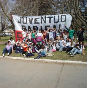 Integrantes de la Juventud Radical de Chacabuco en la localidad de O'Higgins para festejar el Día del Niño.