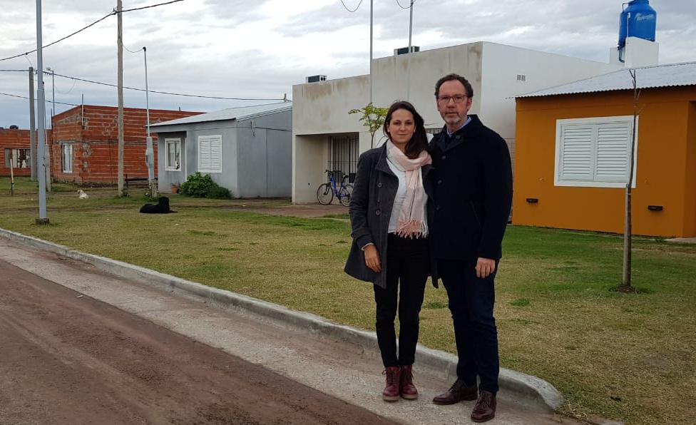 Garello junto al intendente Torchio visitó el plan municipal de viviendas de Carlos Casares