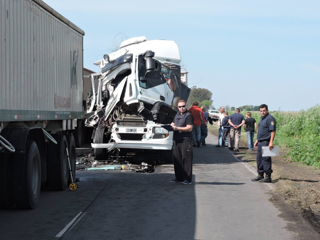 Imagen de uno de los camiones accidentados. Foto gentileza: FM La Estación.