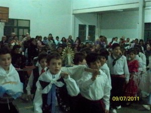 Alumnos presentan la imagen de la Virgen de Luján, Patrona de nuestro país, donada por los peregrinos a pie a Luján.