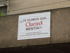 Afiche colocado en el Ministerio de Industria y Comercio, atacando al Grupo Clarín.