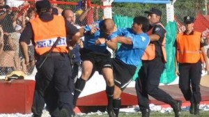 Agredieron a un árbitro de Primera que dirigía una final en Chivilcoy.