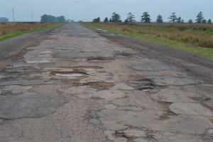 Los baches están en los 9 kms. que tiene el acceso.