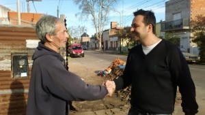 Aiola con vecinos de Chacabuco.