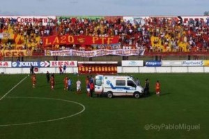 La ambulancia en el campo de juego para trasladar al jugador.