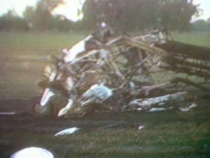 Imagen de TV del avión que cayó a tierra en Pergamino.