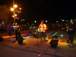 Actuaron bandas en la Avenida Alsina de Chacabuco.