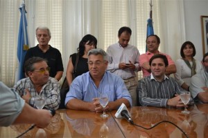 Conferencia de prensa de Barrientos con los integrantes de la Comisión de Zonificación. 