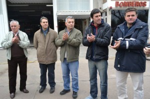 Barrientos y Golía en el Día del Bombero Voluntario.