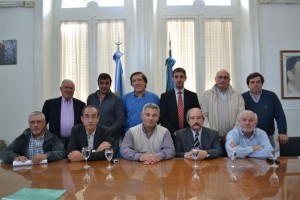Barrientos, funcionarios y concejales junto a miembros del Consejo de la Cooperativa Eléctrica de Chacabuco.