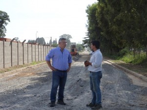 Barrientos recorrió obra de cordón cuneta.