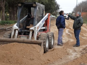 Barrientos recorre obra de cordón cuneta.