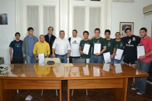 Barrientos con deportistas de Chacabuco.