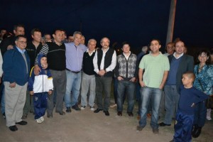 Barrientos inauguró iluminarias en Chacabuco.