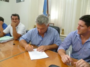 Barrientos firma  inicio de obra para la sala de salud de Cucha Cucha.